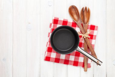 Beyaz ahşap masa üzerinde mutfak gereçleri