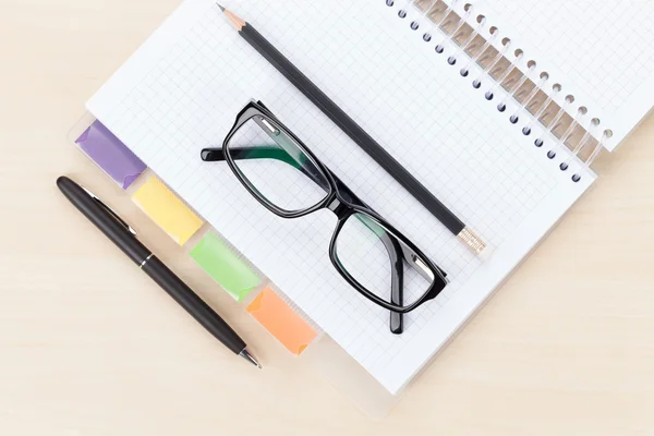 Office tabell med glasögon, anteckningar — Stockfoto