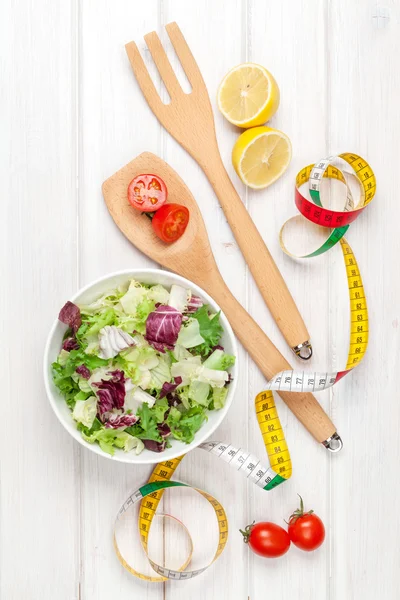 Salata, mutfak eşyaları ve şerit metre — Stok fotoğraf