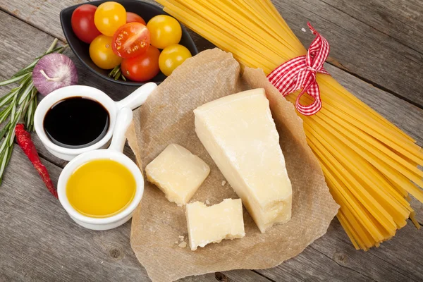 Parmesan cheese, pasta, tomatoes, vinegar — Stock Photo, Image