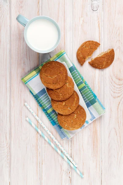 Milk and gingerbread cookies — Stock Photo, Image