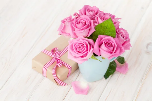 Valentines day  roses  and gift — Stock Photo, Image