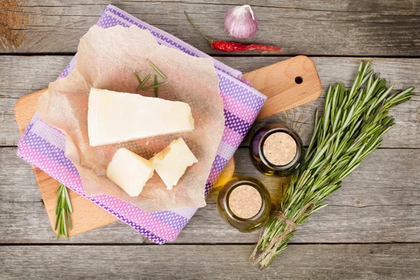 Queijo parmesão, ervas e especiarias — Fotografia de Stock