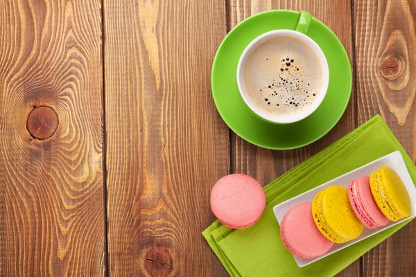 Macaron cookies en kopje koffie — Stockfoto