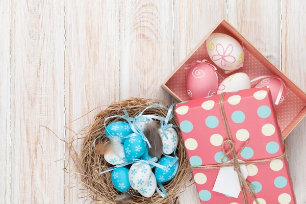 Ovos de Páscoa em ninho e caixa de presente — Fotografia de Stock