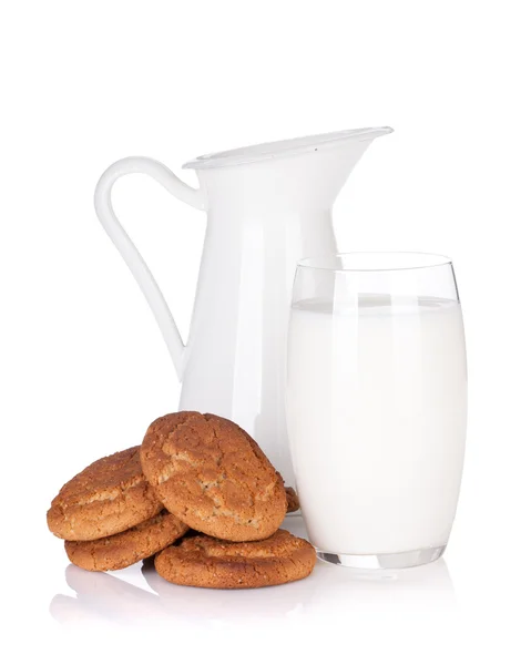 Jarra de leche, vidrio y galletas —  Fotos de Stock
