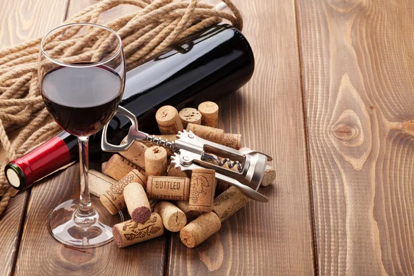 Красное вино, бутылка и штопор — стоковое фото