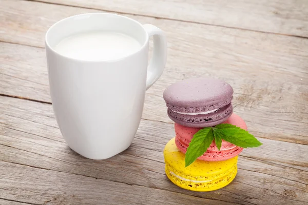 Galletas de macaron y taza de leche — Foto de Stock