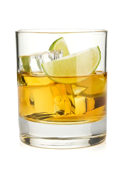 Whiskey cocktail with lime — Stock Photo, Image