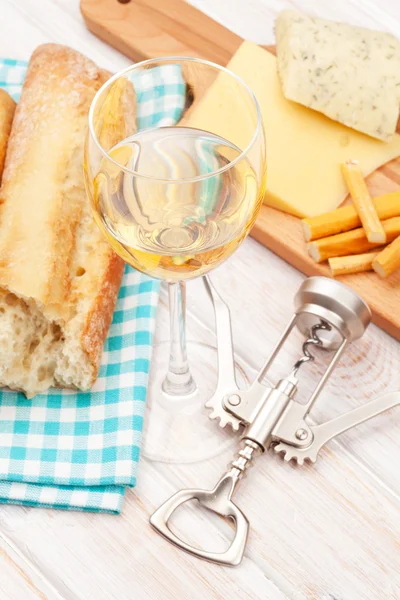 Witte wijn, kaas en brood — Stockfoto