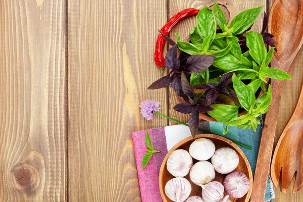 Frische Bauern Tomaten und Basilikum — Stockfoto