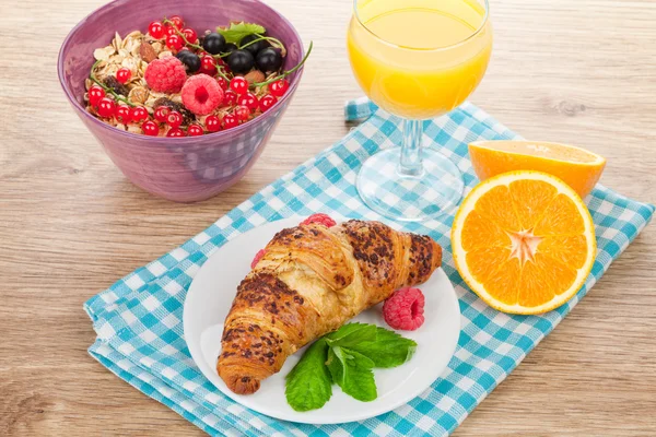 牛奶什锦早餐和浆果、 橙汁和 croissa 一起吃早餐 — 图库照片
