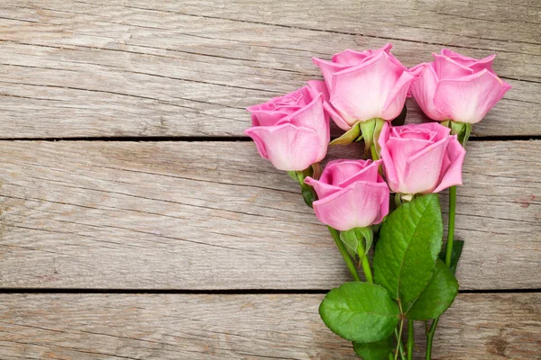 Ramo de rosas de jardín sobre mesa de madera — Foto de Stock