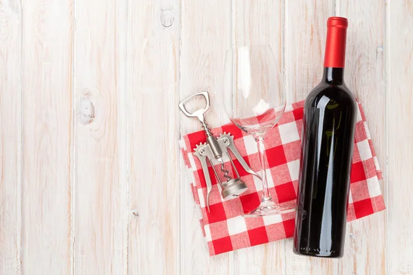 Бутылка красного вина, стакан и штопор — стоковое фото