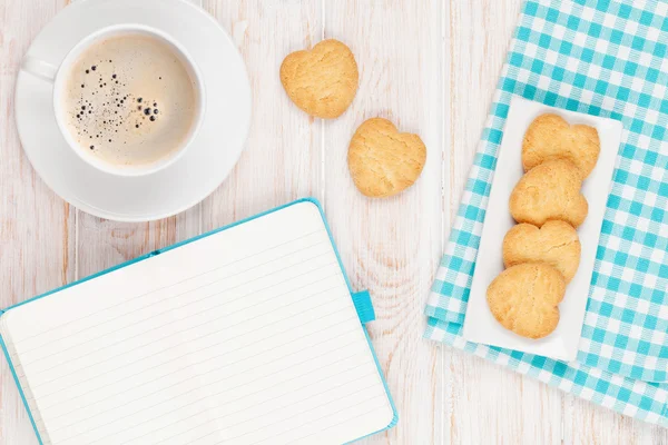 Café y galletas en forma de corazón — Foto de Stock