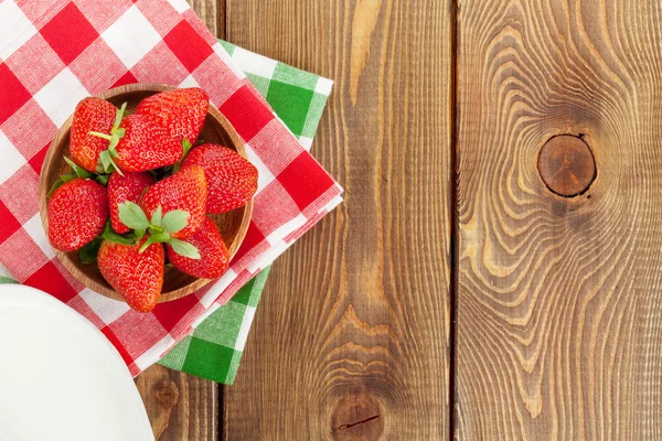 Färska mogna jordgubbar i skål och mjölk — Stockfoto