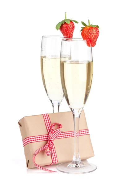 Champagne, jordgubbe och gift box — Stockfoto
