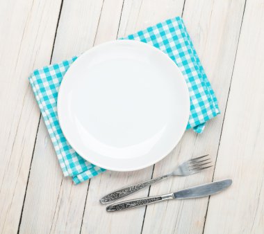 Boş tabak, çatal bıçak ve havlu