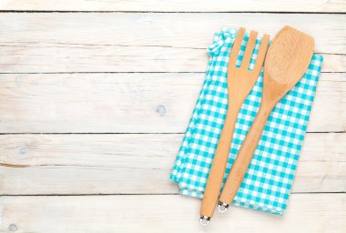 Ahşap masa üzerinde mutfak gereçleri