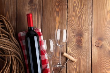 Kırmızı şarap, gözlük ve tirbuşon