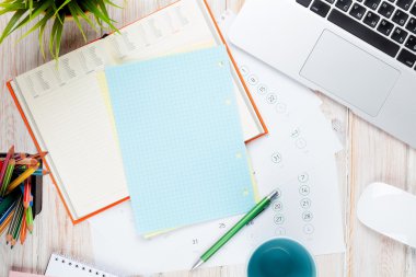 Ofis resepsiyon masası bilgisayar ile