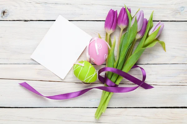 Paarse tulpen met Pasen eieren — Stockfoto