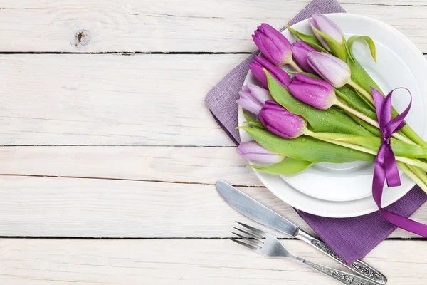 Фиолетовый букет тюльпана над тарелкой — стоковое фото