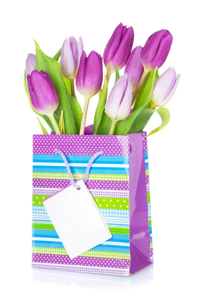 Buquê de tulipa roxa no saco do presente — Fotografia de Stock