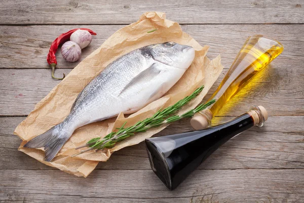 Cottura del pesce dorado con spezie — Foto Stock