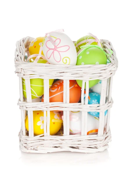 Cesta de ovos de Páscoa colorida — Fotografia de Stock