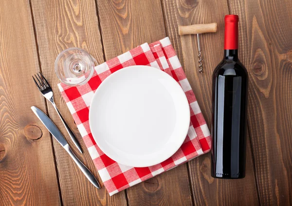 Ajuste de mesa con plato, vino —  Fotos de Stock