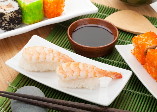 Sushi de camarão na mesa — Fotografia de Stock
