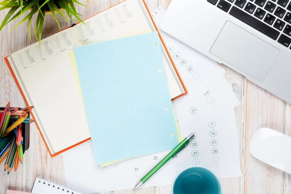 Mesa de escritório com computador — Fotografia de Stock