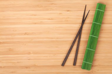 Çubuklar ve bambu paspas.