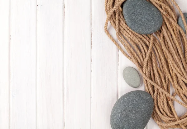 Морська мотузка і морські камені — стокове фото