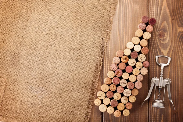 Şarap şişesi mantarlar ve tirbuşon — Stok fotoğraf