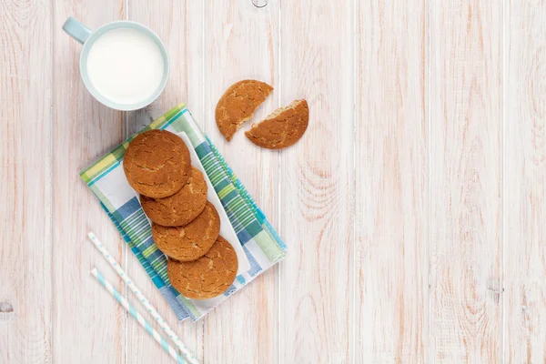 Beker van melk en peperkoek cookies — Stockfoto