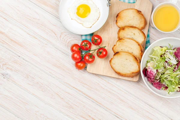Fried egg, toasts and salad — Stock Photo, Image