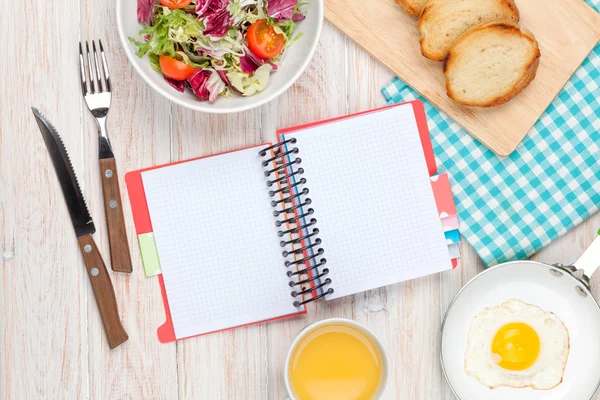 Fried egg, toasts and salad — Stock Photo, Image