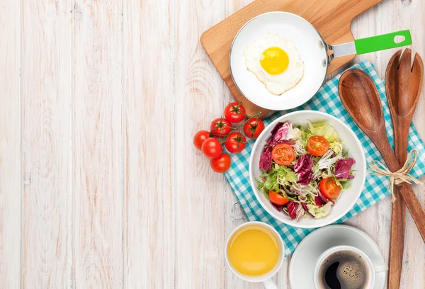 Fried egg, toasts and salad — Stock Photo, Image