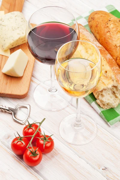 Vino, queso y pan — Foto de Stock