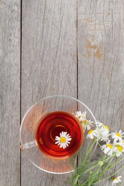 papatya çiçeği ile bitkisel çay