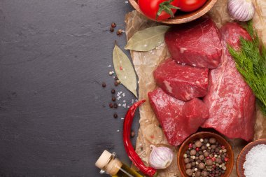 Ham sığır eti biftek ve baharatlar