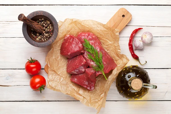 Bife cru de carne de vaca e especiarias — Fotografia de Stock