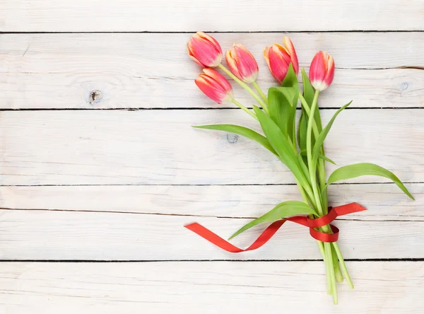 Tulipas coloridas na mesa de madeira — Fotografia de Stock