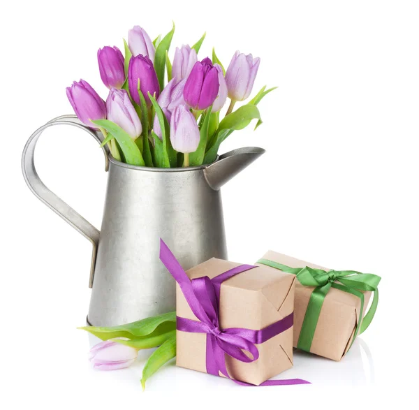Bouquet de tulipes pourpres et coffrets cadeaux — Photo
