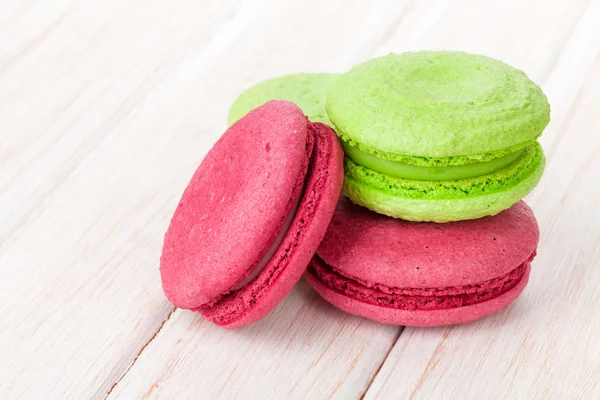 Macarons verts et rouges colorés — Photo