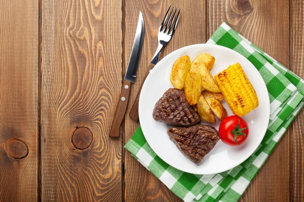 Filete con papa, maíz, ensalada —  Fotos de Stock