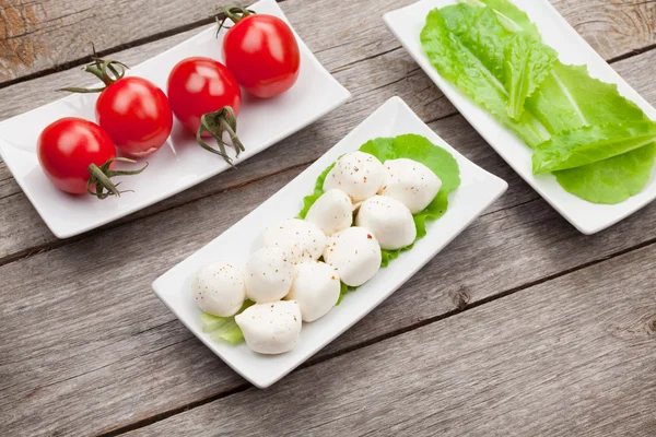 Tomates, mozzarella y hojas de ensalada —  Fotos de Stock