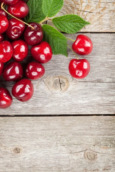 Cerejas maduras na mesa de madeira — Fotografia de Stock